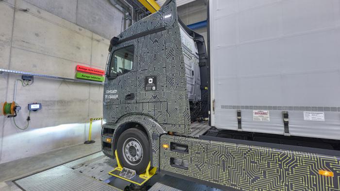 Αυτό είναι το καινοτόμο κέντρο δοκιμής φορτηγών της Mercedes-Benz 